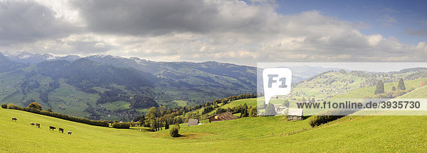 Panoramablick von einer Bergweide in das Thurtal und die Region Toggenburg bei Wattwil  Kanton St. Gallen  Schweiz  Europa