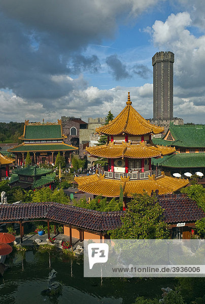 Phantasialand Themenpark CHINATOWN mit der Attraktion MYSTERY CASTLE Brühl Nordrhein-Westfalen Deutschland Europa