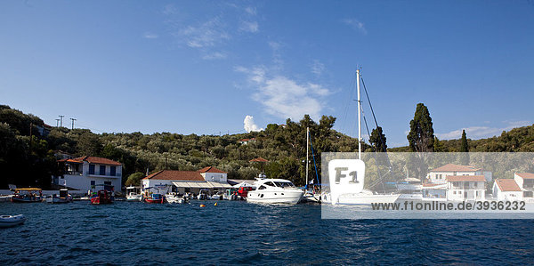 Fischerdorf Trikeri mit Restaurants und Bootsanlegern  Griechenland  Europa