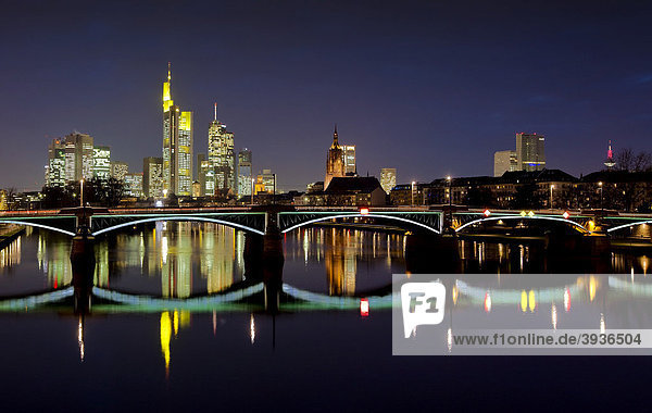 Blick auf Skyline in der Dämmerung  Commerzbank  Dom  Opernturm  Frankfurt  Hessen  Deutschland  Europa
