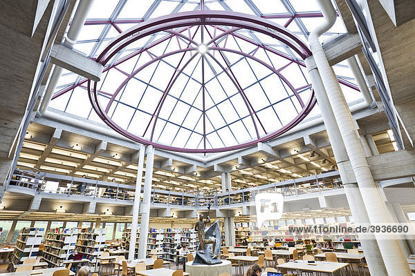 Innenraum der Universitäts-Bibliothek mit der großen Glaskuppel  HSG Universität St. Gallen  Schweiz  Europa