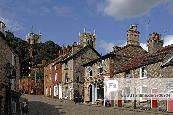 Old houses on a mountain road  Steep Hill  in front of the towers of Lincoln Cathedral  Lincoln  Lincolnshire  England  United Kingdom  Europe