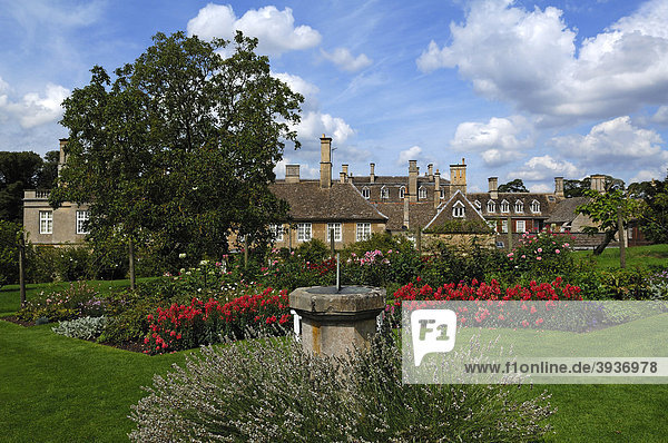 Boughton House  vorne Rosengarten mit Sonnenuhr  Geddington  Kettering  Northamptonshire  England  Großbritannien  Europa