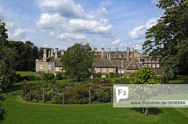 Boughton House  vorne der Rosengarten  Geddington  Kettering  Northamptonshire  England  Großbritannien  Europa
