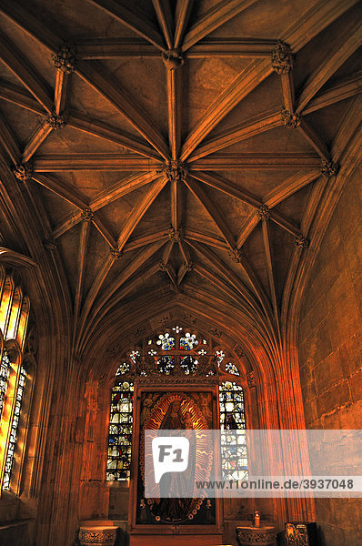Gotisches Kreuzgewölbe und Marienbild in einer Seitenkapelle der King's College Chapel  gegründet 1441 von König Heinrich VI.  King's Parade  Cambridge  Cambridgeshire  England  Großbritannien  Europa
