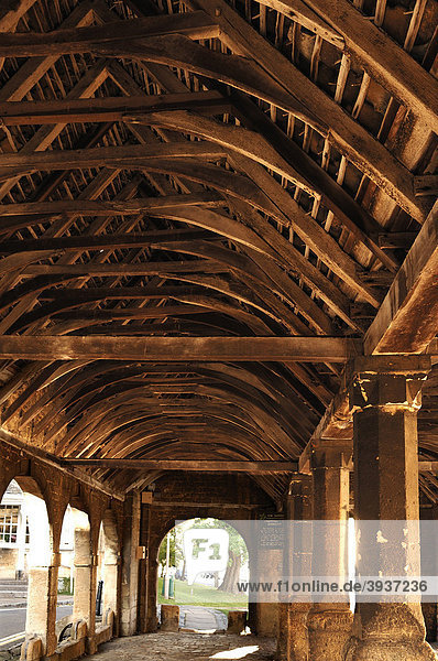 Alte Markthalle mit hölzerner Dachkonstruktion The Old Market Hall   1627  High Street  Chipping Campden  Gloucestershire  England  Großbritannien  Europa