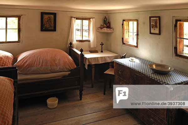 Schlafkammer in einem Bauernhaus  1860  Freilichtmuseum Glentleiten  Glentleiten 4  Großweil  Oberbayern  Deutschland  Europa