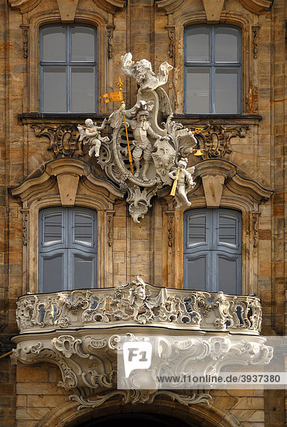 Balkon und Ritterfigur  18. Jhd. im Stile des Rokoko  am alten Rathaus  1467  Obere Brücke 1  Bamberg  Oberfranken  Bayern  Deutschland  Europa