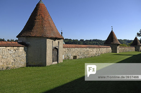 Befestigungsmauer mit Wehrtürmen 14.-15. Jhd auf der Burganlage Burg Nr. 48 Burghausen Oberbayern Deutschland Europa