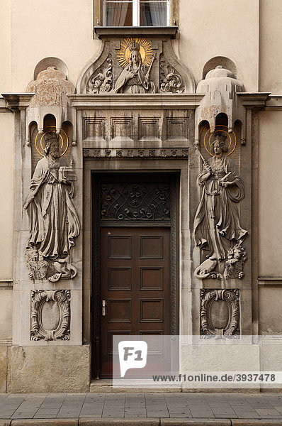 Eingangsportal mit Heiligenfiguren Dreikronengasse 1 Regensburg Oberpfalz Bayern Deutschland Europa