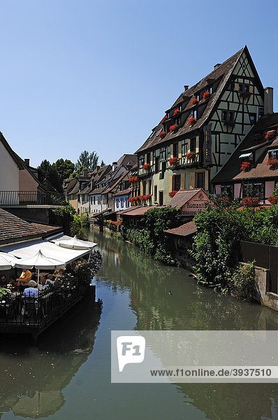 Alte Fachwerkhäuser am Fluss Lauch in Klein-Venedig  vorne ein Restaurant am Fluss  Colmar  Elsass  Frankreich  Europa