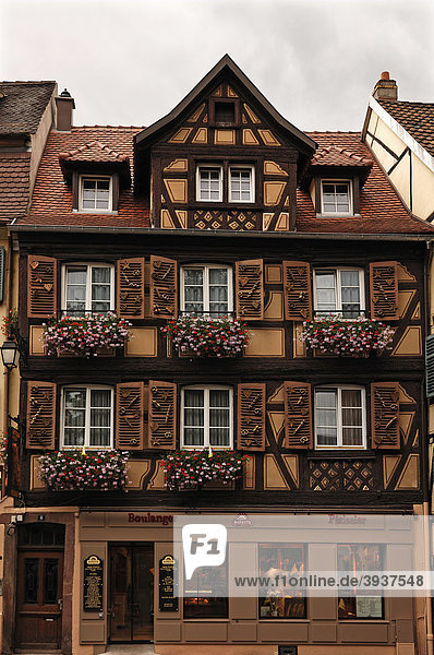 Altes Fachwerkhaus mit dekorierten Fensterläden einer Bäckerei  6  Rue de Turenne  Colmar  Elsass  Frankreich  Europa