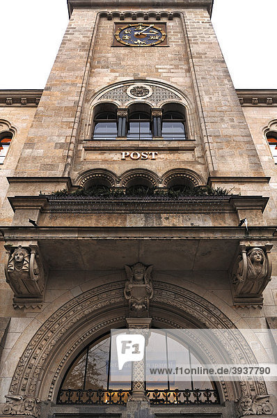 Detail der Eingangsfassade der ehemaligen Kaiserlichen Postdirektion mit Turmuhr  1874  im neoromanischen Stil  Hansering  Halle Saale  Sachsen-Anhalt  Deutschland  Europa