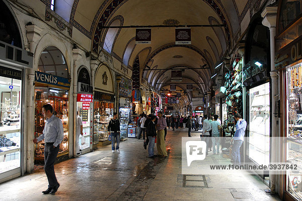 Geschäfte im Gedeckten Basar  Großer Bazar  Kapali Carsi  Istanbul  Türkei