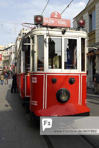 Straßenbahn  Istiklal Caddesi  Beyoglu Viertel  Istanbul  Türkei