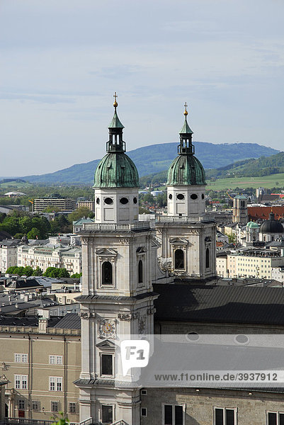 Blick vom Mönchsberg auf Dom und Altstadt  Stadt Salzburg  Salzburger Land  Österreich  Europa