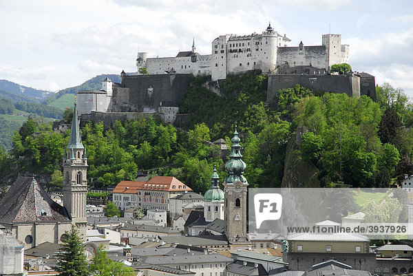 Blick vom Mönchsberg auf die Altstadt mit der Franziskanerkirche  Stiftskirche St. Peter und Festung Hohensalzburg  Stadt Salzburg  Salzburger Land  Österreich  Europa