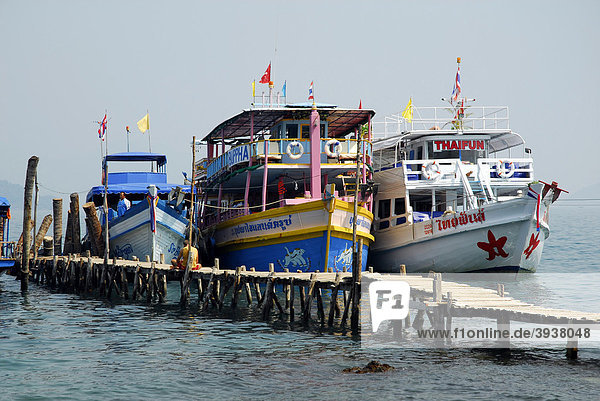 Ausflugsboote Boote vor der Insel Koh Wai Koh Chang Archipel Nationalpark Mu Ko Chang Trat Golf von Thailand Thailand Asien