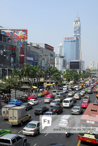 Straße mit Autos und sonstigem Stadtverkehr  Ratchadamri Road  CentralWorld  Einkaufszentrum Central World Plaza und Baiyoke Tower  Pathumwan  Pathum Wan Bezirk  Bangkok  Krung Thep  Thailand  Asien