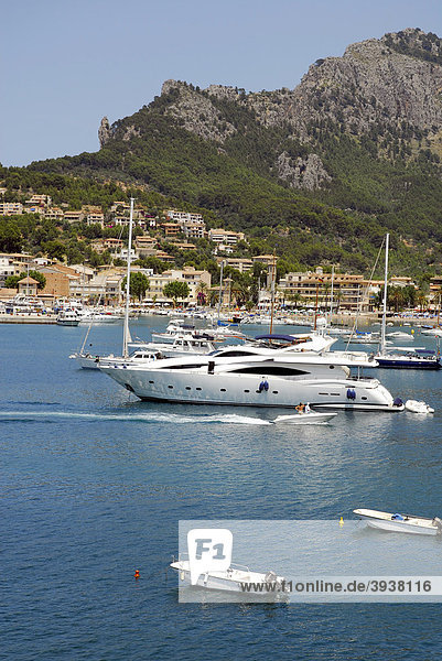Boote  Bucht mit Jachthafen  Puerto Soller  Port de Soller  Mallorca  Balearen  Balearische Inseln  Mittelmeer  Spanien  Europa
