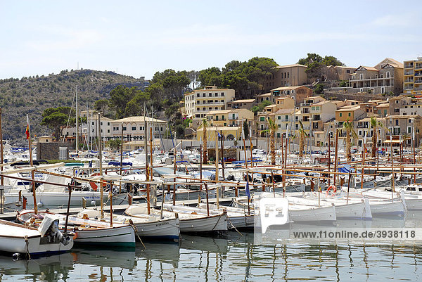 Segelboote im Hafen  dahinter die Häuser von Puerto Soller  Port de Soller  Mallorca  Balearen  Balearische Inseln  Mittelmeer  Spanien  Europa