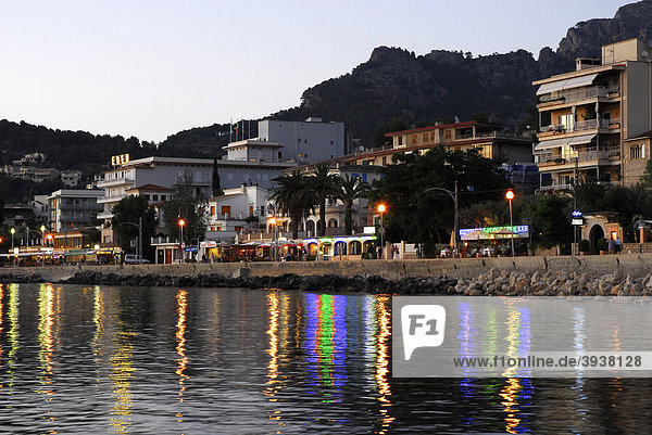 Dämmerung  Promenade in der Bucht von Puerto Soller  Port de Soller  Mallorca  Balearen  Balearische Inseln  Mittelmeer  Spanien  Europa