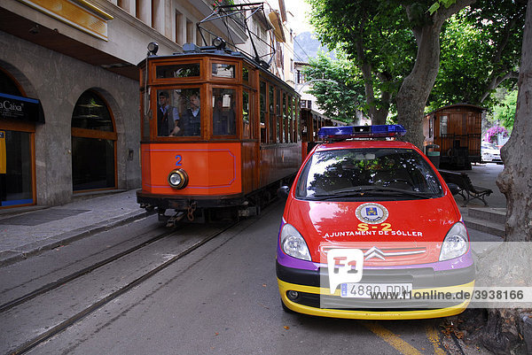 Polizeiwagen  Straßenbahn in Soller  tranvia nach Puerto Soller  Port de Soller  Mallorca  Balearen  Balearische Inseln  Spanien  Europa