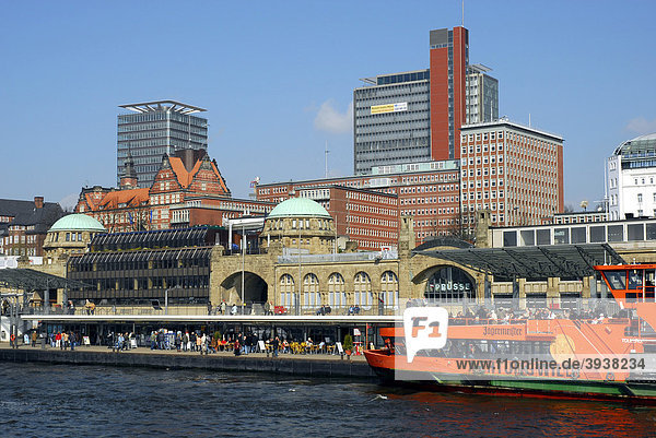 Hafenrundfahrt im Hamburger Hafen  bei den St. Pauli Landungsbrücken  Fluss Elbe  Hansestadt Hamburg  Deutschland  Europa