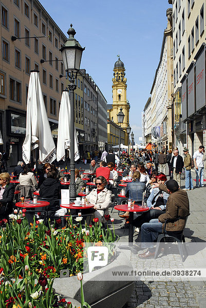 Bar Cafe Restaurant Terrasse in der Theatinerstraße  dahinter die Theatinerkirche  Altstadt  München  Oberbayern  Bayern  Deutschland  Europa