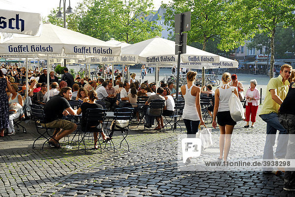 Bar  Cafe  Terrasse mit Sonnenschirmen  Heumarkt  Köln  Rheinland  Nordrhein-Westfalen  Deutschland  Europa