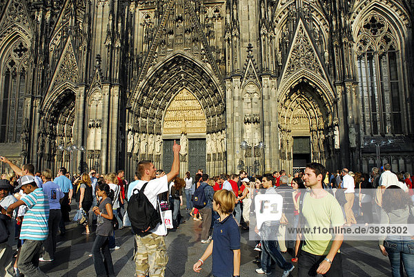 People at the main entrance  Cologne cathedral  cathedral square  Cologne  Rhineland  North Rhine-Westphalia  Germany  Europe