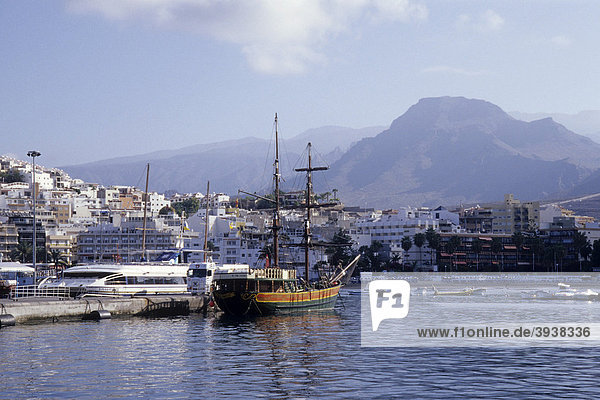 Segelschiff im Hafen von Los Cristianos  Teneriffa  Kanarische Inseln  Spanien  Europa