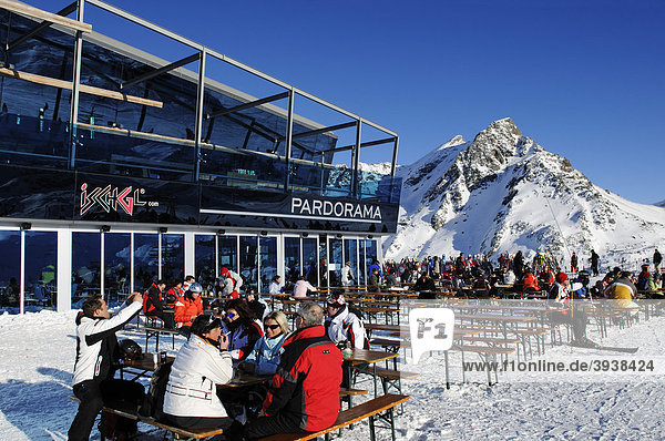 Entfernungsanzeiger aus Skispitzen  Bergrestaurant Pardorama  Skigebiet Ischgl  Tirol  Österreich  Europa
