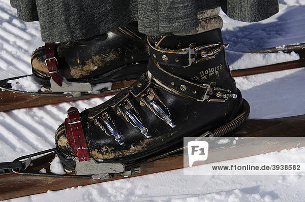 Alte Kabelzug-Skibindung  Nostalgie-Skirennen  Sella Ronda  Grödner Joch  Gröden  Südtirol  Italien  Europa