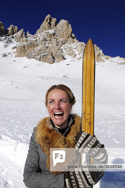 Teilnehmerin beim Nostalgie-Skirennen  Sella Ronda  Grödner Joch  Gröden  Südtirol  Italien  Europa