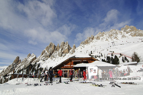 Skifahrer bei Wolkenstein  Santa Caterina  Grödner Joch  Sella Ronda  Südtirol  Italien  Europa