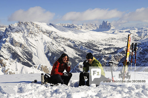 Rast bei einer Skitour  Großer Jaufen  Pragser Tal  Drei Zinnen  Hochpustertal  Südtirol  Italien  Europa