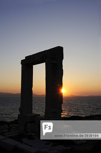 Portara des Apollon-Tempels  Portara von Naxos  Tempeltor  Naxos  Kykladen  Griechenland  Europa