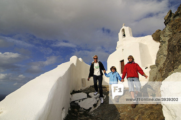 Orthodoxe Kapelle  Wanderer  Mutter und Kinder  Naxos  Kykladen  Griechenland  Europa