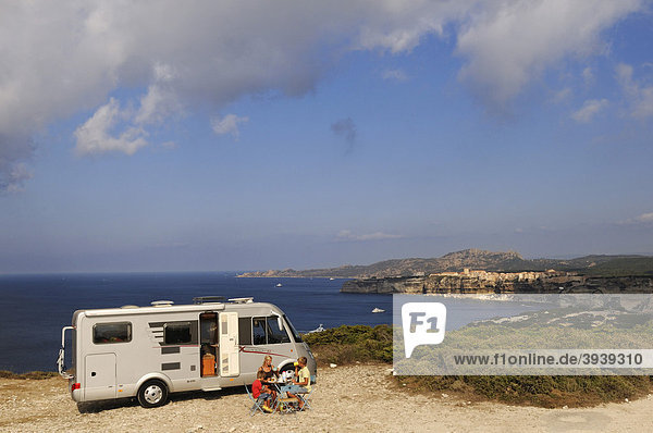 Mutter und Kinder vor Wohnmobil  Capo Pertusato  Bonifacio  Korsika  Frankreich  Europa