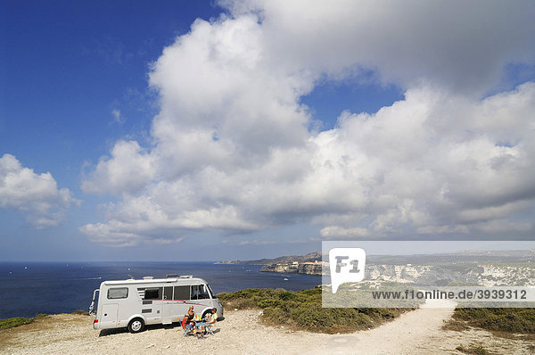 Mutter und Kinder vor Wohnmobil Capo Pertusato Bonifacio Korsika Frankreich Europa