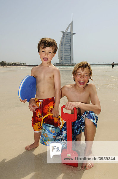 Kinder spielen am Strand vor Burj al Arab-Hotel  Dubai  Vereinigte Arabische Emirate  Naher Osten