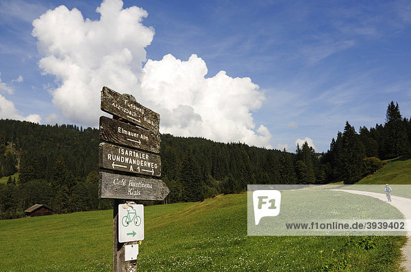 Wegschild mit Mountainbiker  Kranzberg  Mittenwald  Karwendelgebirge  Bayern  Deutschland  Europa