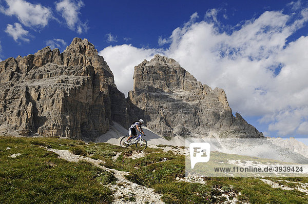 Mountainbike-Profi Roland Stauder vor den Drei Zinnen  Hochpustertal  Dolomiten  Südtirol  Italien  Europa
