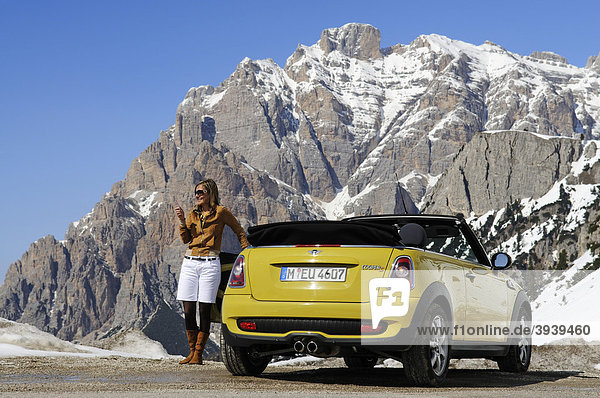 Frau mit Mini Cooper  Passo Rolle  Alpenpass  Südtirol  Italien  Europa