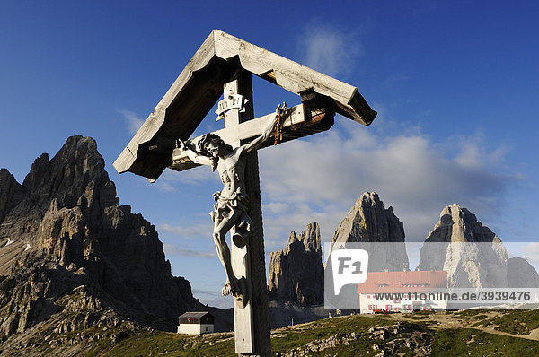 Kruzifix bei der Dreizinnen-Hütte  Hochpustertal  Sextener Dolomiten  Südtirol  Italien  Europa
