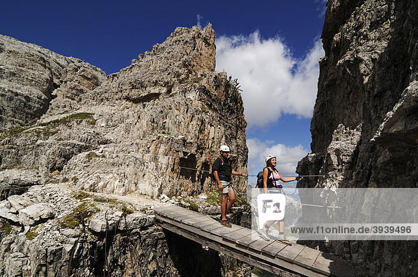 Kletterer bei Klettersteig-Tour auf den Paternkofel  Hochpustertal  Sextener Dolomiten  Südtirol  Italien  Europa