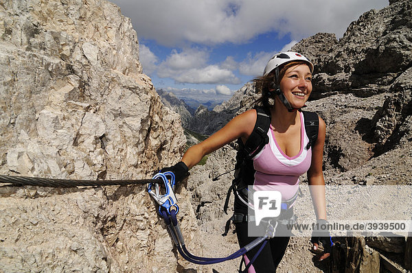 Kletterin bei Klettersteig-Tour auf den Paternkofel  Hochpustertal  Sextener Dolomiten  Südtirol  Italien  Europa