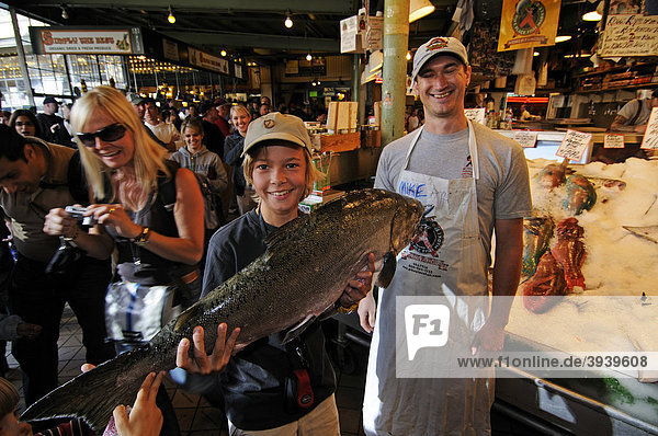 Fischhändler am Pike Place Market  Seattle  USA