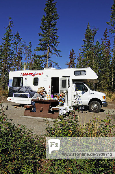Frau und Kinder mit Campingmobil British Columbia Kanada